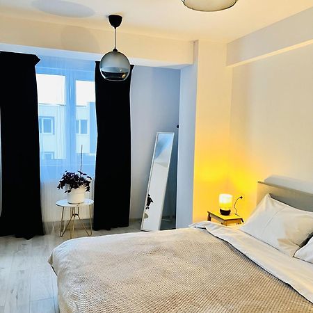 Airport Gardens Loft Apartment โอโตเปนี ภายนอก รูปภาพ
