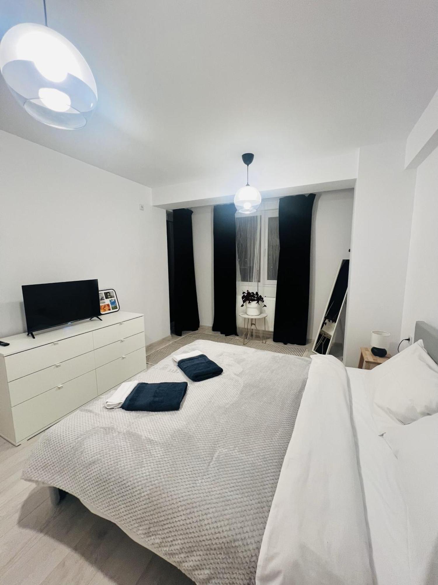 Airport Gardens Loft Apartment โอโตเปนี ภายนอก รูปภาพ
