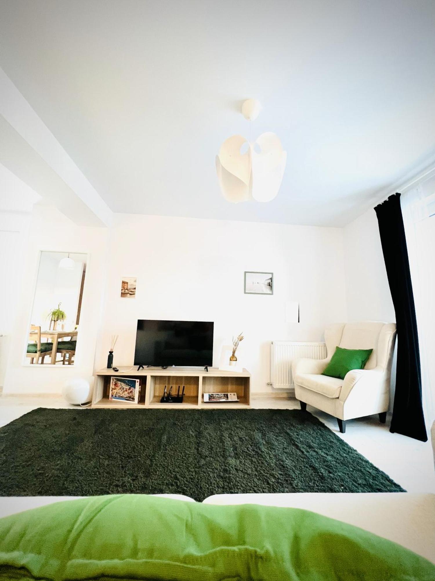 Airport Gardens Loft Apartment โอโตเปนี ภายนอก รูปภาพ