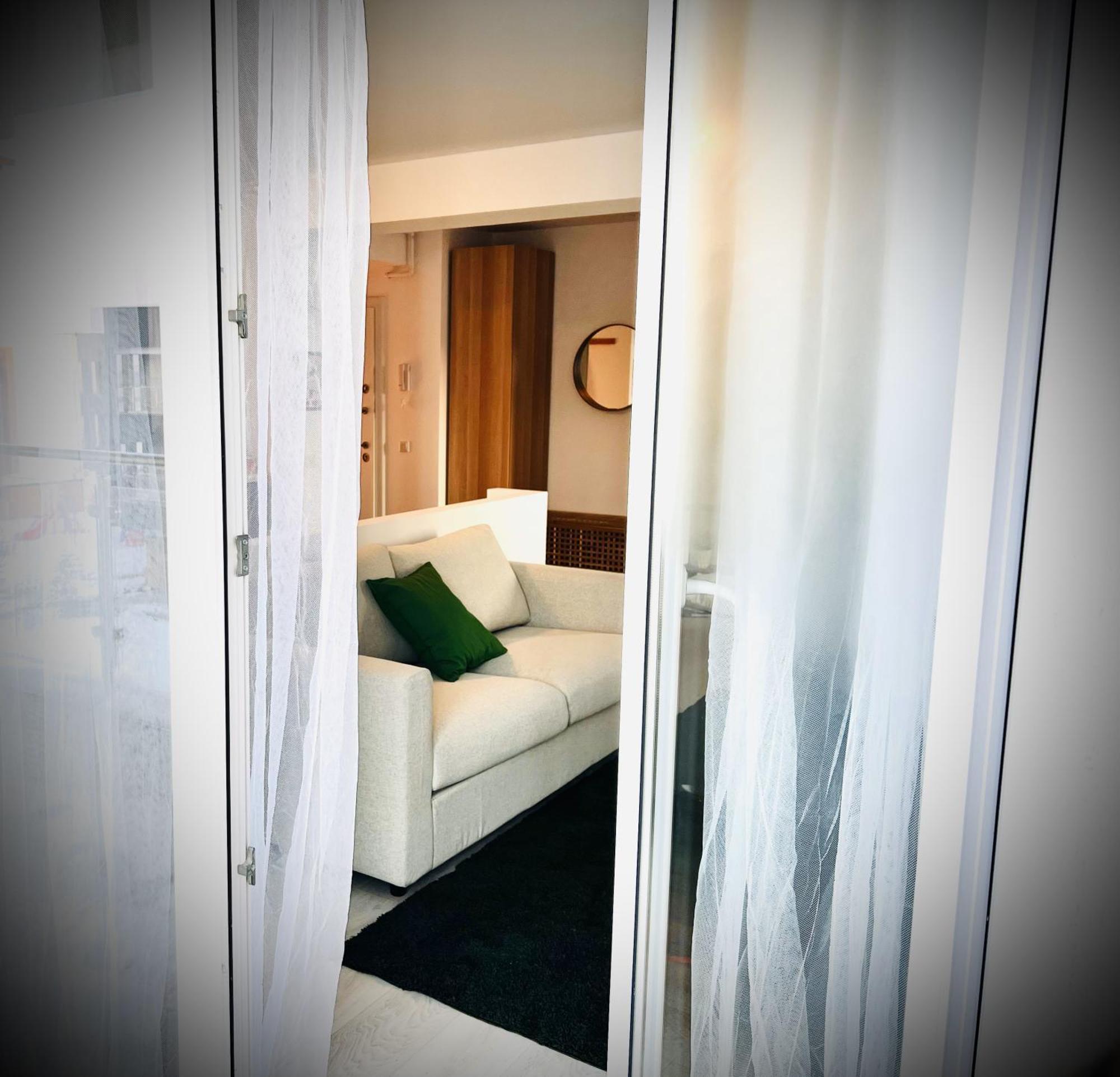 Airport Gardens Loft Apartment โอโตเปนี ภายนอก รูปภาพ