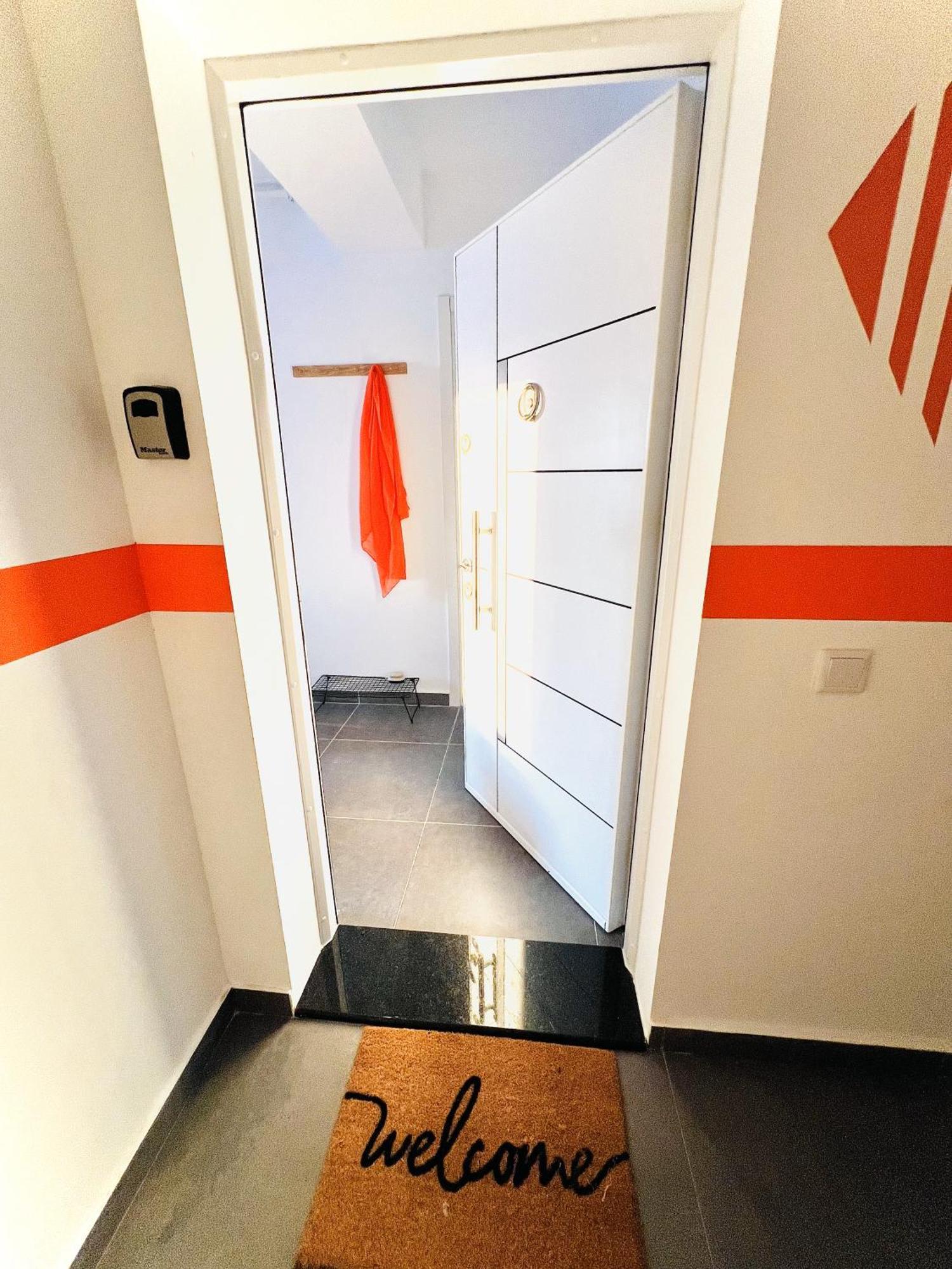 Airport Gardens Loft Apartment โอโตเปนี ภายนอก รูปภาพ