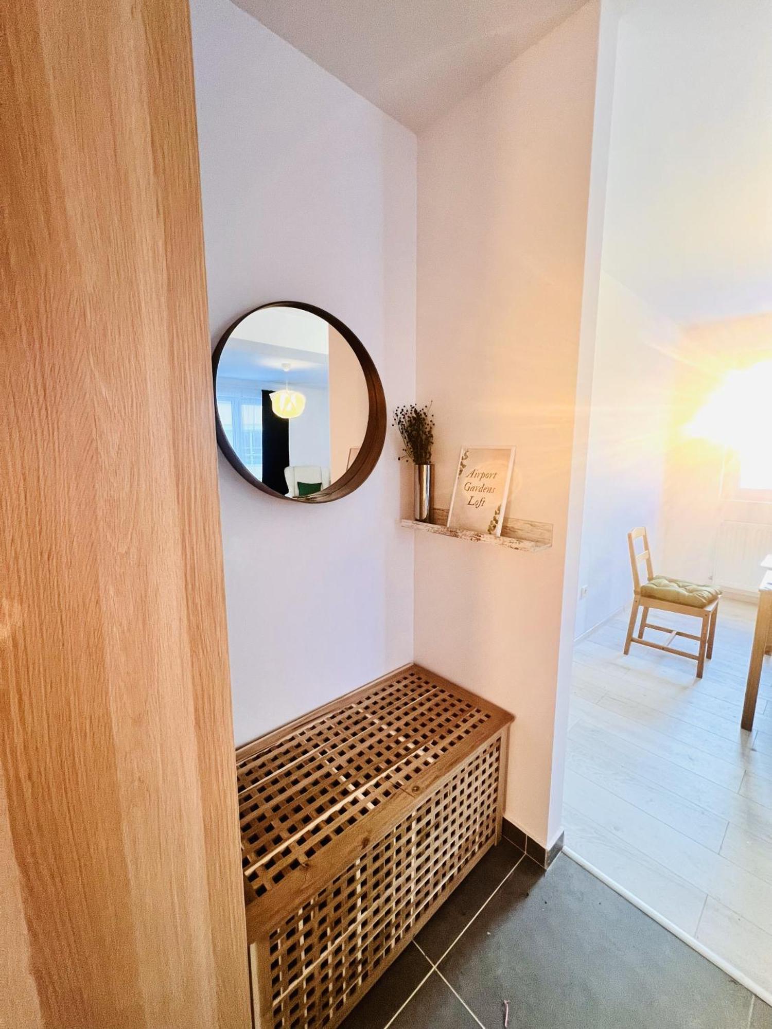 Airport Gardens Loft Apartment โอโตเปนี ภายนอก รูปภาพ