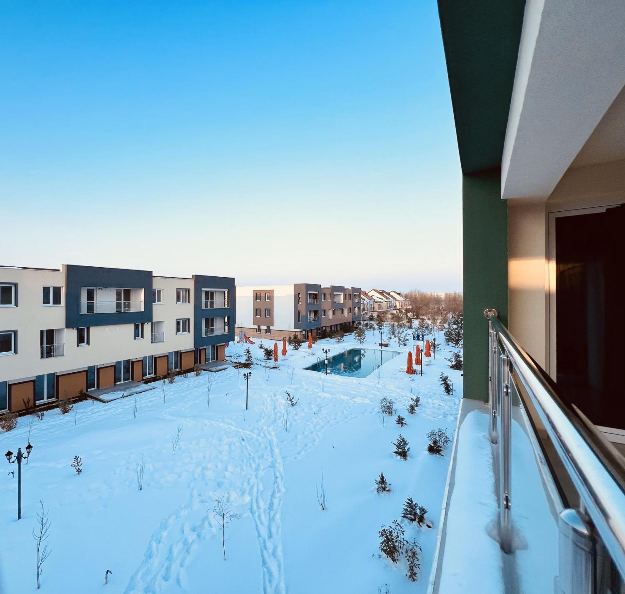 Airport Gardens Loft Apartment โอโตเปนี ภายนอก รูปภาพ